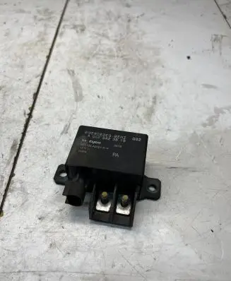 Mercedes-Benz C W203 Glow plug pre-heat relay A0025423819 V23132A2001X14