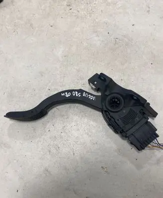 Accelerator throttle pedal