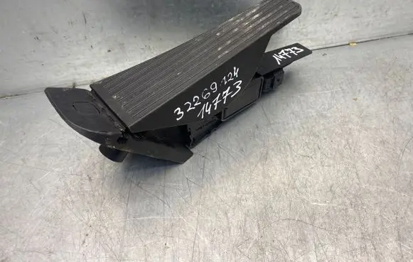 Volvo XC90 Accelerator throttle pedal 32269124