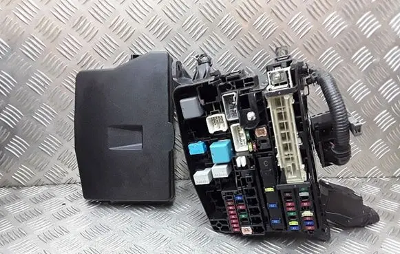 Toyota Avensis T270 Fuse module 8211105f81