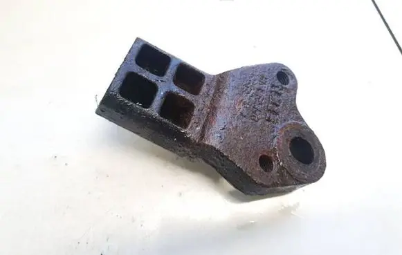 Engine mounting bracket