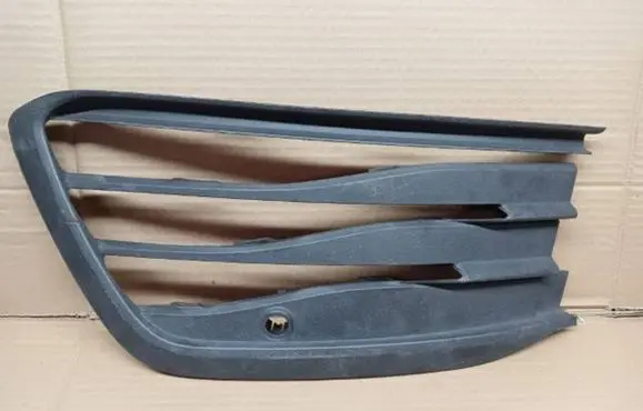 Volkswagen Golf VIII Front bumper lower grill