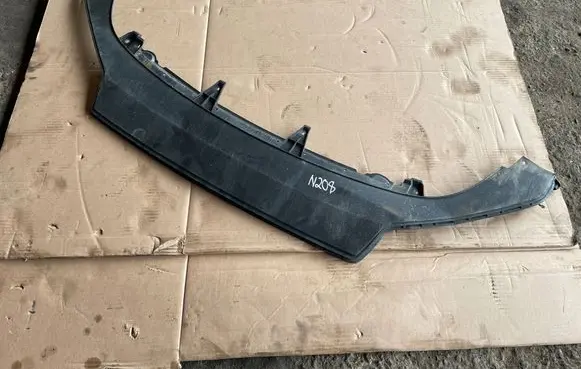 Front bumper lip