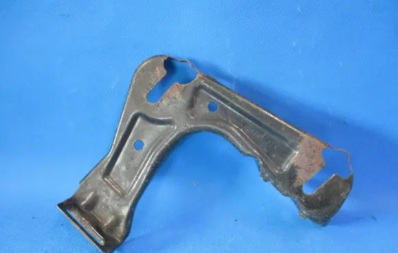 Skoda Octavia Mk2 (1Z) Headlight/headlamp mounting bracket 1Z0805071
