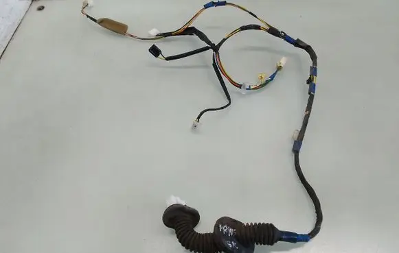 Toyota Prius (NHW20) Rear door wiring loom 8215447070B