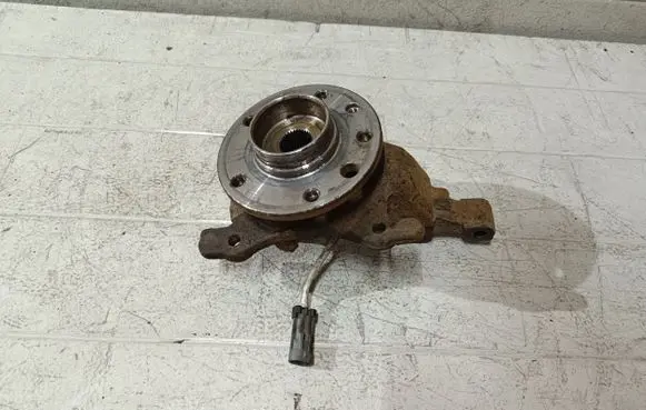 Opel Zafira A Front wheel hub spindle knuckle