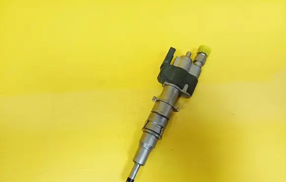 BMW 1 E81 E87 Fuel injector 7589048 10181010