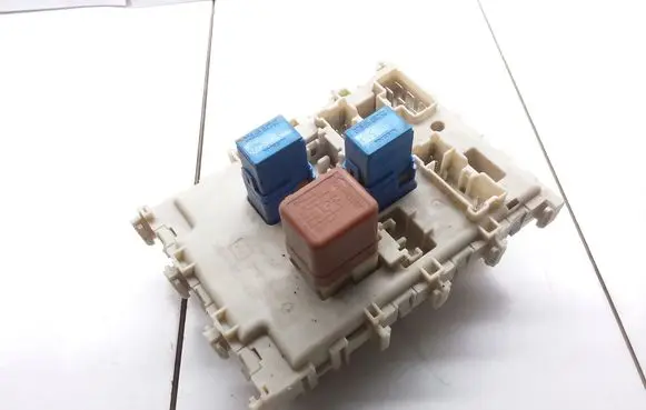 Nissan Primera Fuse module 24350AV700