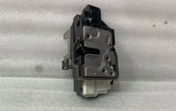 Volvo XC90 Front door lock 31349894
