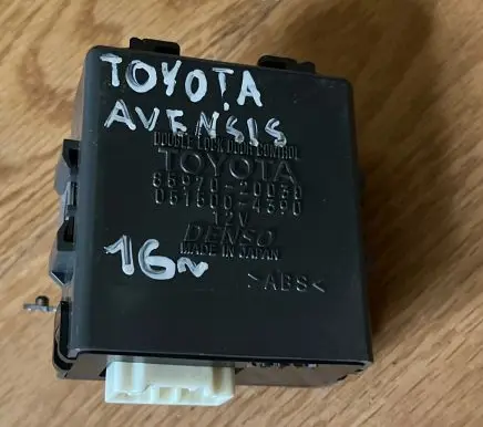 Toyota Avensis T270 Door control unit/module 8597020030