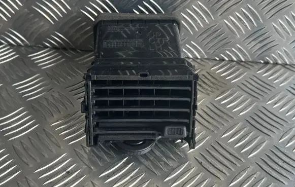 Nissan Leaf I (ZE0) Dash center air vent grill 687513NL0A 104201481 JDN0866