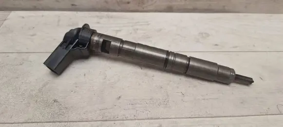 Volkswagen PASSAT B6 Fuel injector 03L130277
