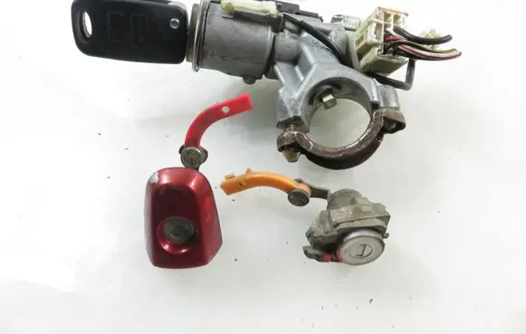 Toyota Avensis T220 Ignition lock 8978328061