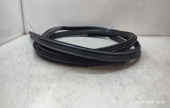 Nissan Qashqai+2 Trunk rubber seal (body) 