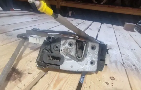 Volkswagen Crafter Sliding door lock 9067304335