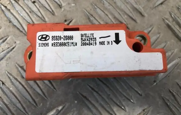 Hyundai Santa Fe Airbag deployment crash/impact sensor 9592026000 930000K51MU 5WK42935