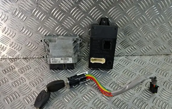 Dacia Logan I Engine ECU kit and lock set 237101430R