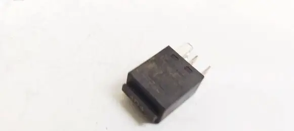 Volkswagen PASSAT B6 Other relay 7M0951253C