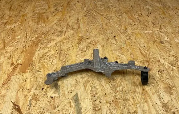 Engine mounting bracket