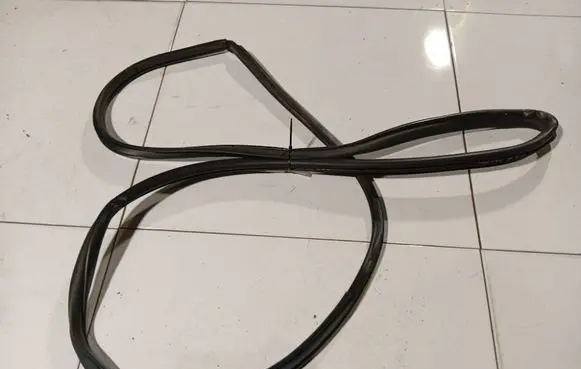 Toyota Avensis T270 Rubber seal front coupe door 