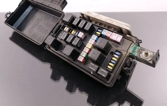 Chrysler 300 - 300C Fuse module P05026021AB P04692026AC