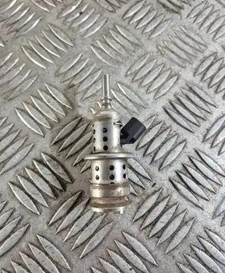 Volvo XC60 Fuel injector 32203677
