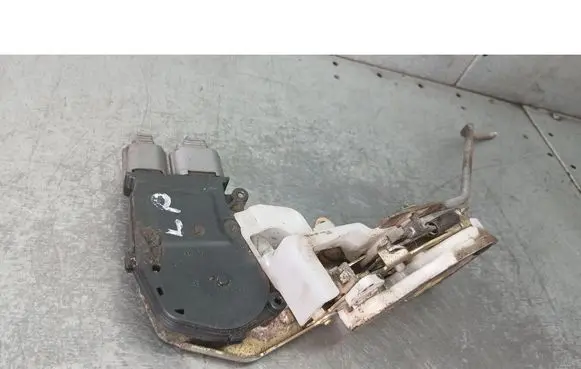 Honda HR-V Front door lock 