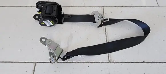 Nissan Leaf I (ZE0) Front seatbelt 624239301B 080X090RH 18250315
