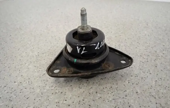 Engine mount vacuum valve