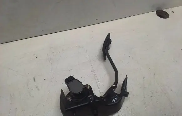 Toyota Avensis T250 Accelerator throttle pedal 7811135030