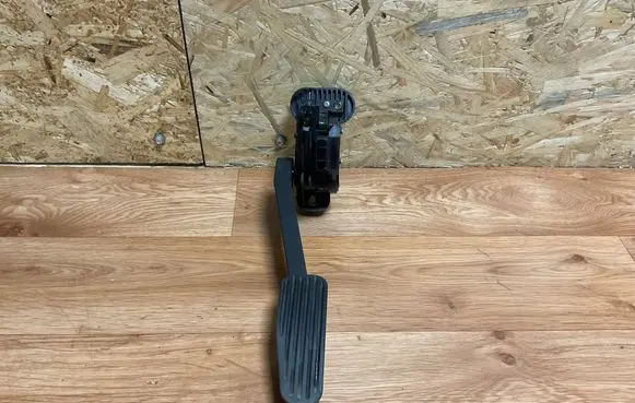 Accelerator throttle pedal