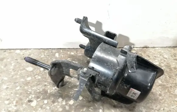 Lexus ES 250 - 300 - 330 Engine mount bracket L6011821