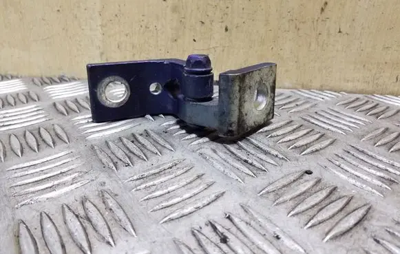 Skoda Octavia Mk2 (1Z) Front door upper hinge 6Y0833402C
