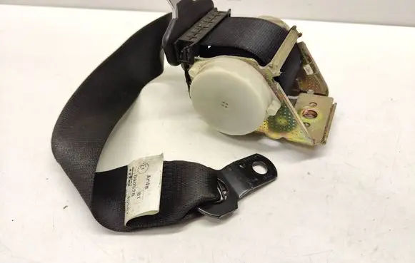 BMW X3 E83 Rear seatbelt 33040666
