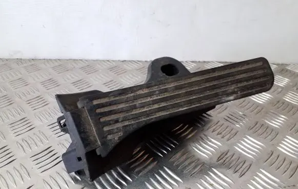 Volkswagen Touran II Accelerator throttle pedal 65104100