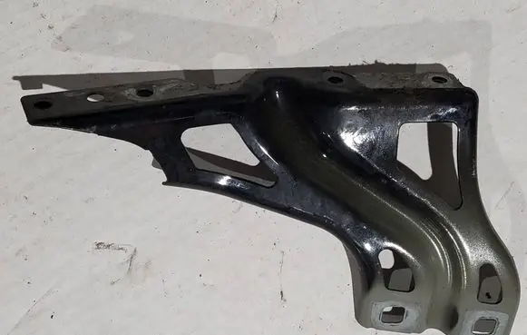 Audi Q3 8U Fender mounting bracket 8U0821135