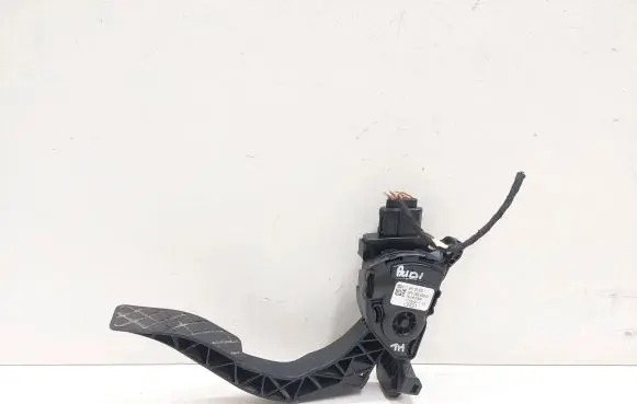 Accelerator throttle pedal