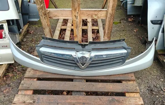 Opel Vivaro Front bumper upper radiator grill 623100248R