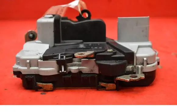 Peugeot 307 Front door lock 