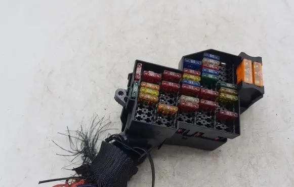 Volkswagen Touareg I Fuse module 7L0941828A