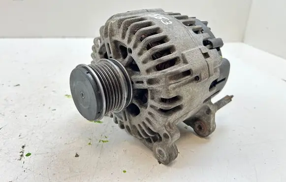 Volkswagen Touran I Generator/alternator 06F903023C