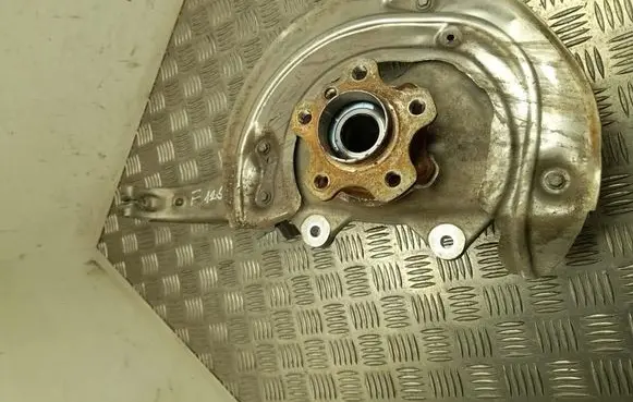 BMW 5 G60 Front wheel hub 6898330
