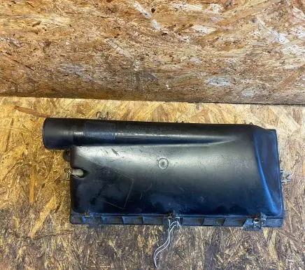 Mercedes-Benz E W124 Air filter box cover 6020940206 9611601