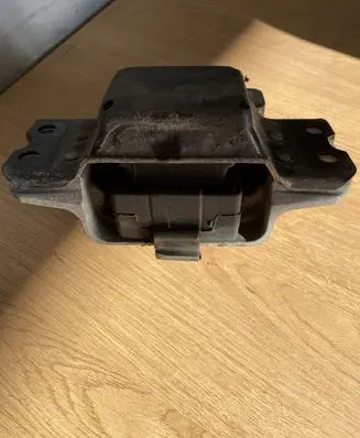 Volkswagen PASSAT B6 Engine mount bracket 3C0199555