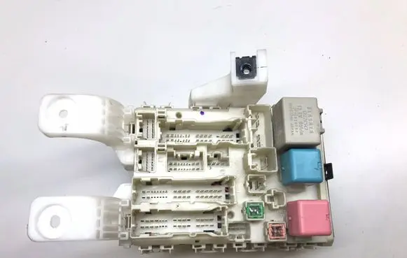 Toyota Prius (XW20) Fuse module 8273047290 8a121296 K3386