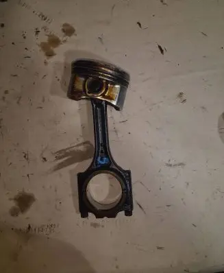 Volvo XC70 Piston with connecting rod