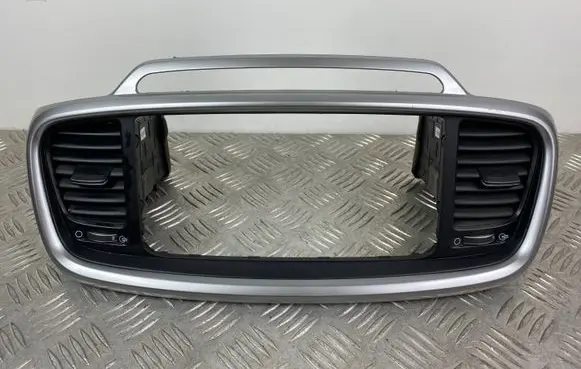KIA Sorento Radio/GPS head unit trim 