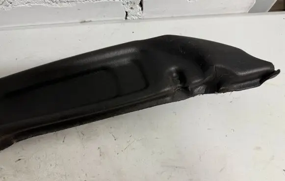 Dodge Challenger Fender foam support/seal 2925