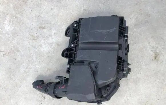 Opel Crossland X Air filter box 9828002080