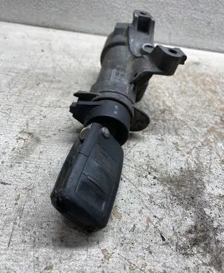 Volkswagen PASSAT B5 Ignition lock 37740PT3A01
